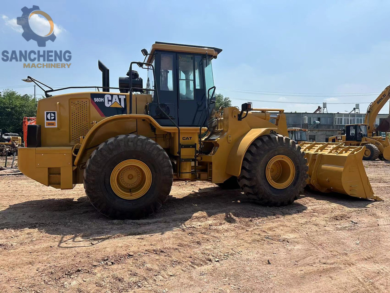 CATERPILLAR 980H - Gumikerekes homlokrakodó: 2 kép. CATERPILLAR 980H - Gumikerekes homlokrakodó: 2 kép.