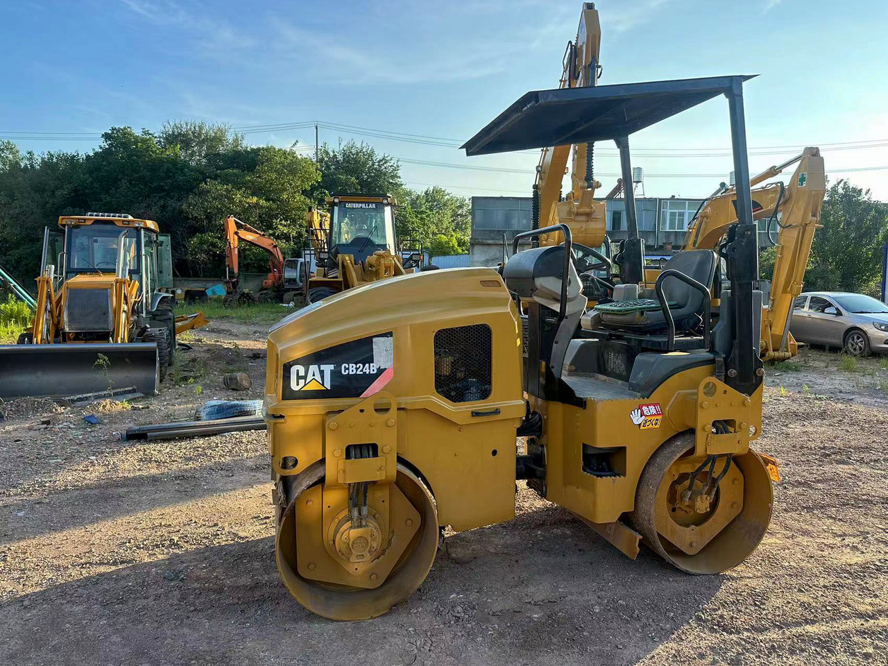 CATERPILLAR CB24B - Henger: 3 kép. CATERPILLAR CB24B - Henger: 3 kép.