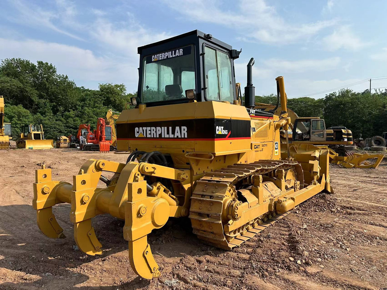 CATERPILLAR D6G Crawler Dozer - Buldózer: 2 kép. CATERPILLAR D6G Crawler Dozer - Buldózer: 2 kép.