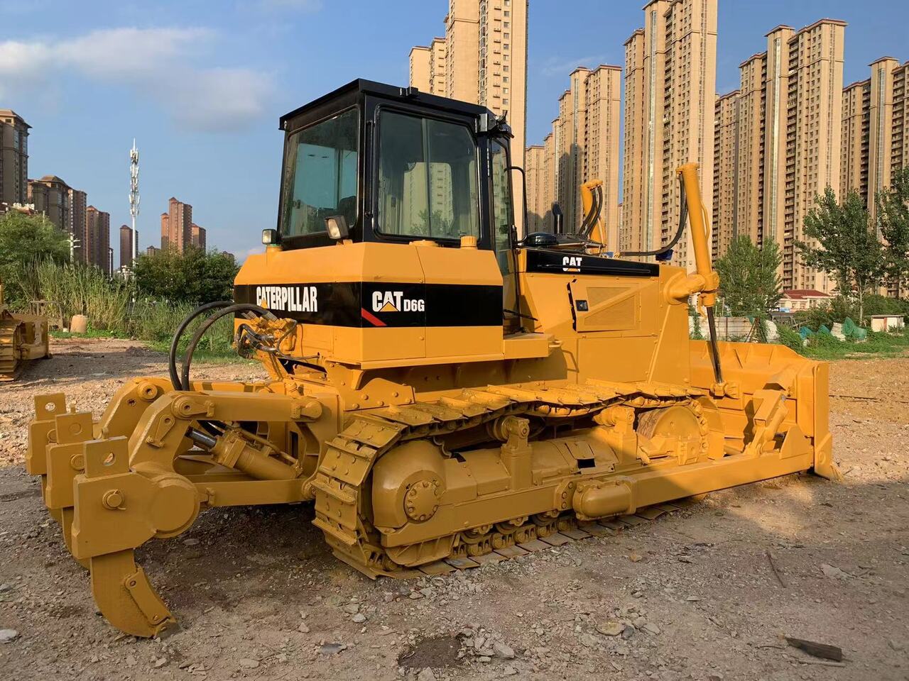 CATERPILLAR D6G - Buldózer: 2 kép. CATERPILLAR D6G - Buldózer: 2 kép.