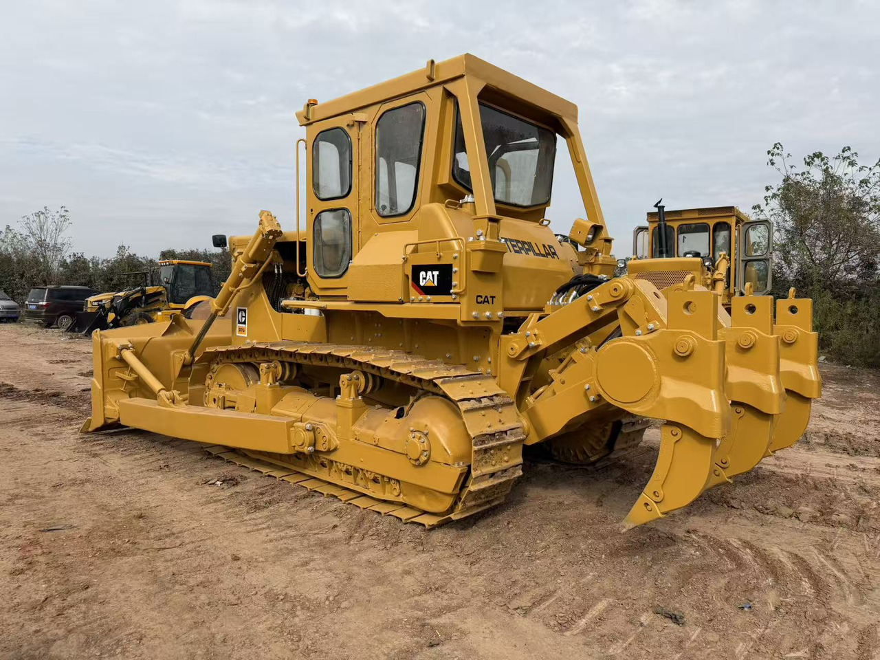 CATERPILLAR D7G - Buldózer: 3 kép. CATERPILLAR D7G - Buldózer: 3 kép.