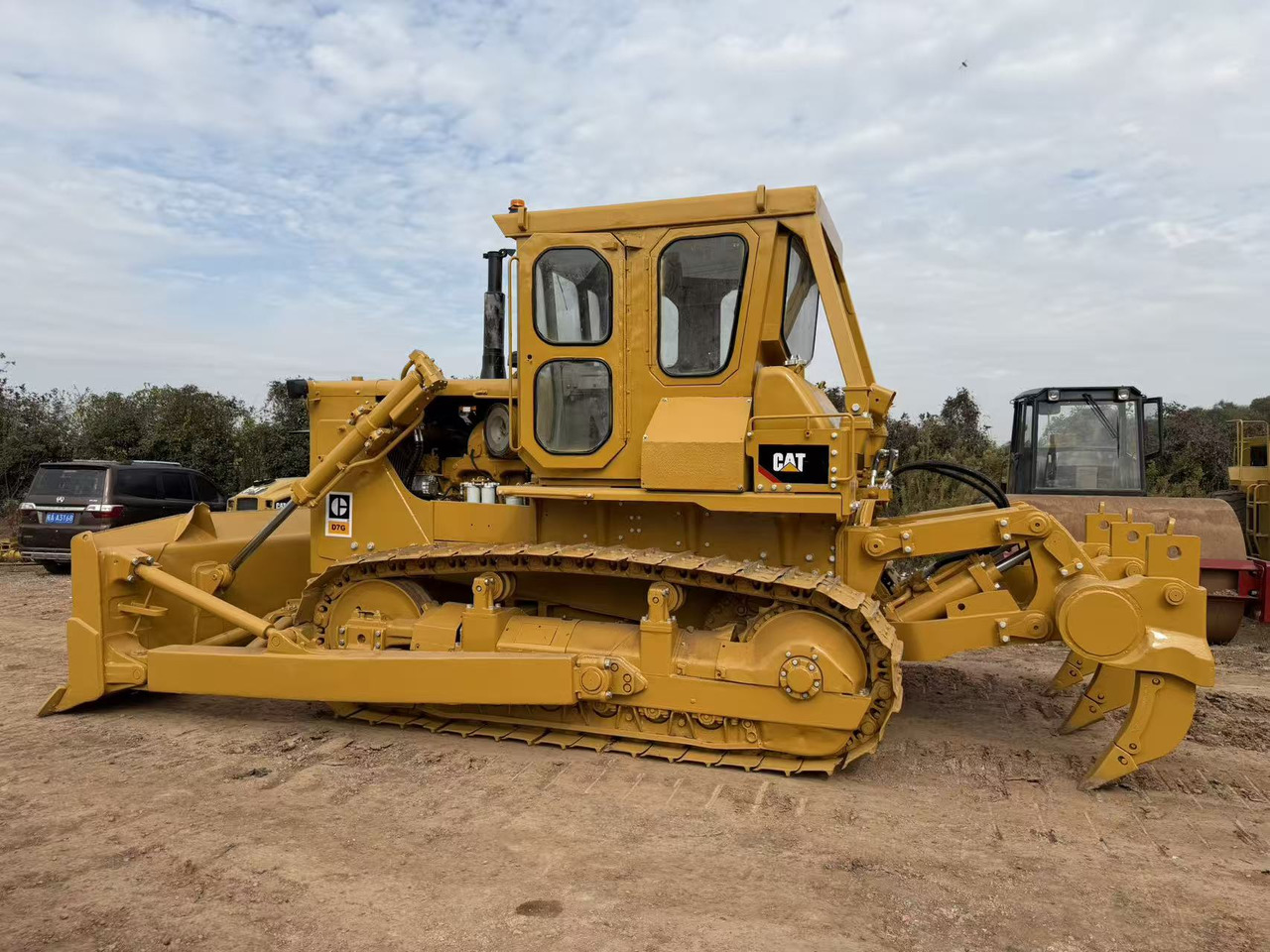 CATERPILLAR D7G - Buldózer: 2 kép. CATERPILLAR D7G - Buldózer: 2 kép.
