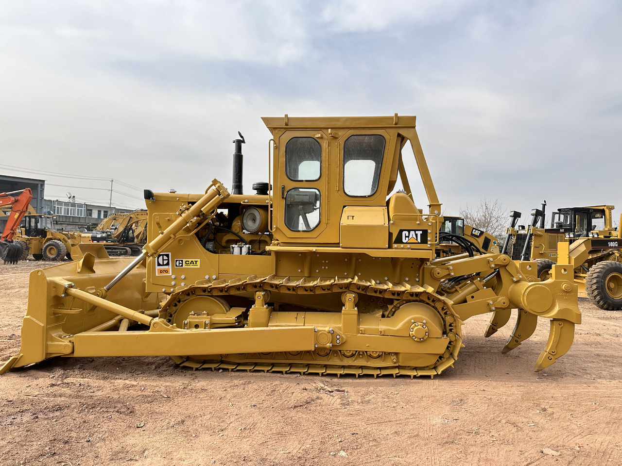 CATERPILLAR D7G - Buldózer: 2 kép. CATERPILLAR D7G - Buldózer: 2 kép.
