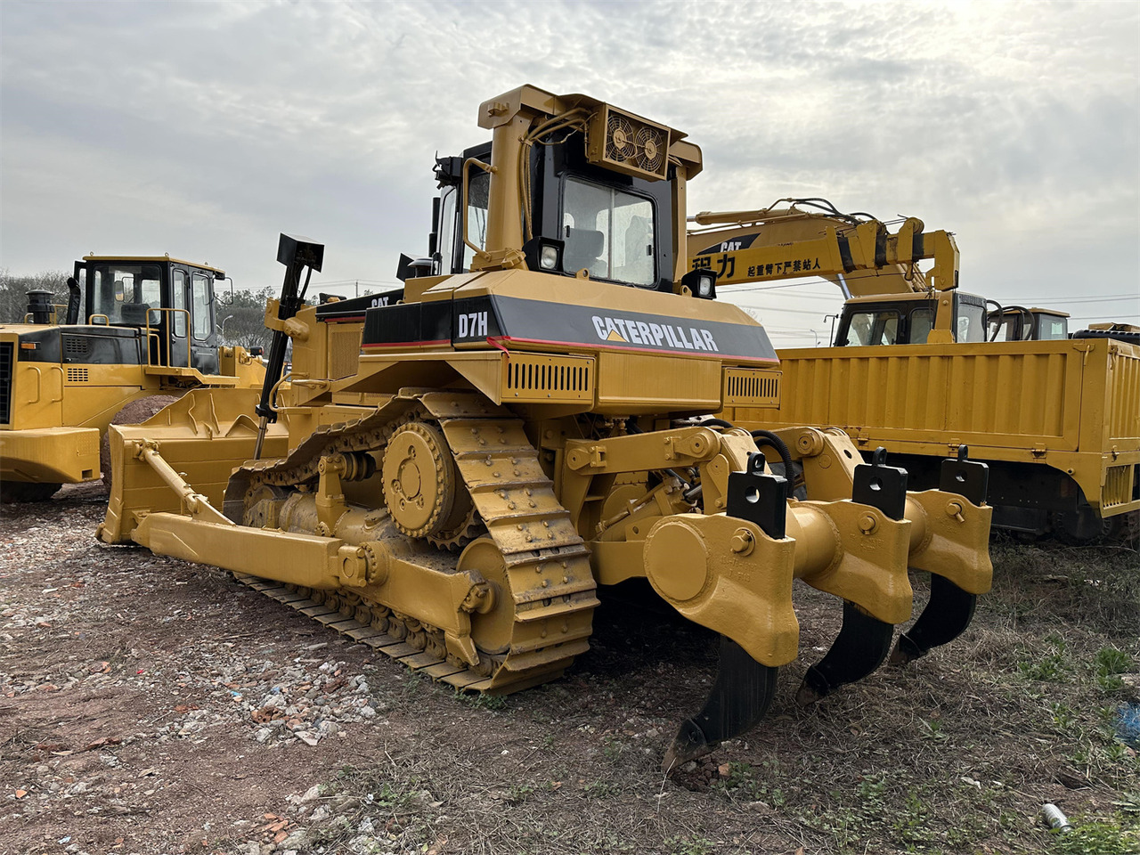 CATERPILLAR D7H - Buldózer: 1 kép. CATERPILLAR D7H - Buldózer: 1 kép.