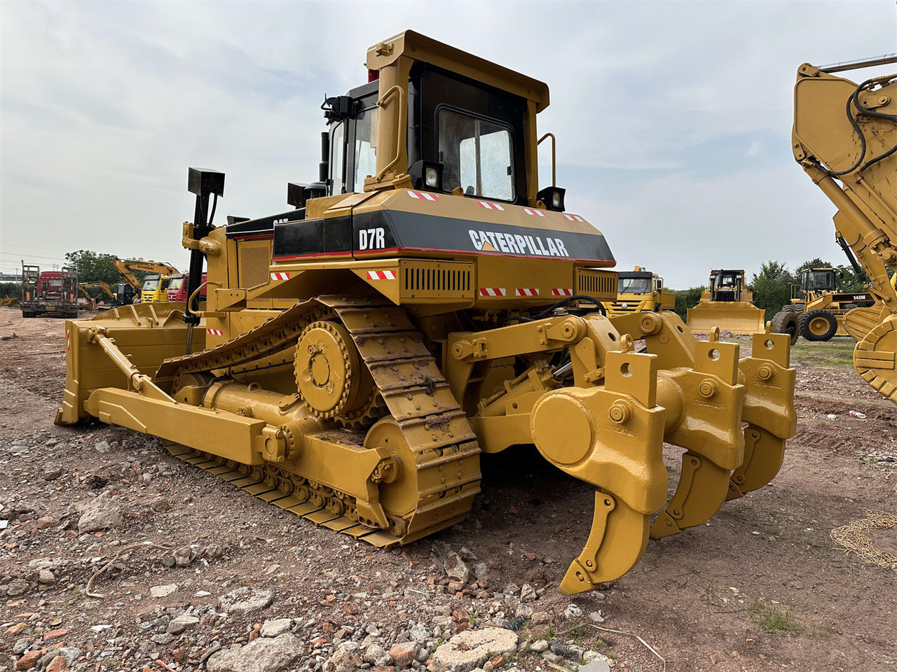 CATERPILLAR D7R - Buldózer: 1 kép. CATERPILLAR D7R - Buldózer: 1 kép.