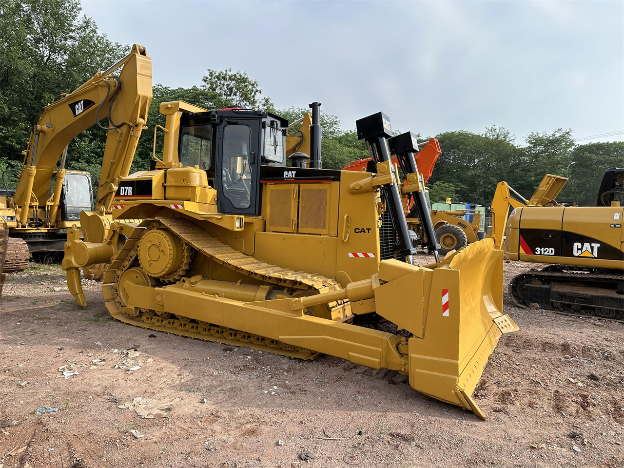 CATERPILLAR D7R - Buldózer: 1 kép. CATERPILLAR D7R - Buldózer: 1 kép.