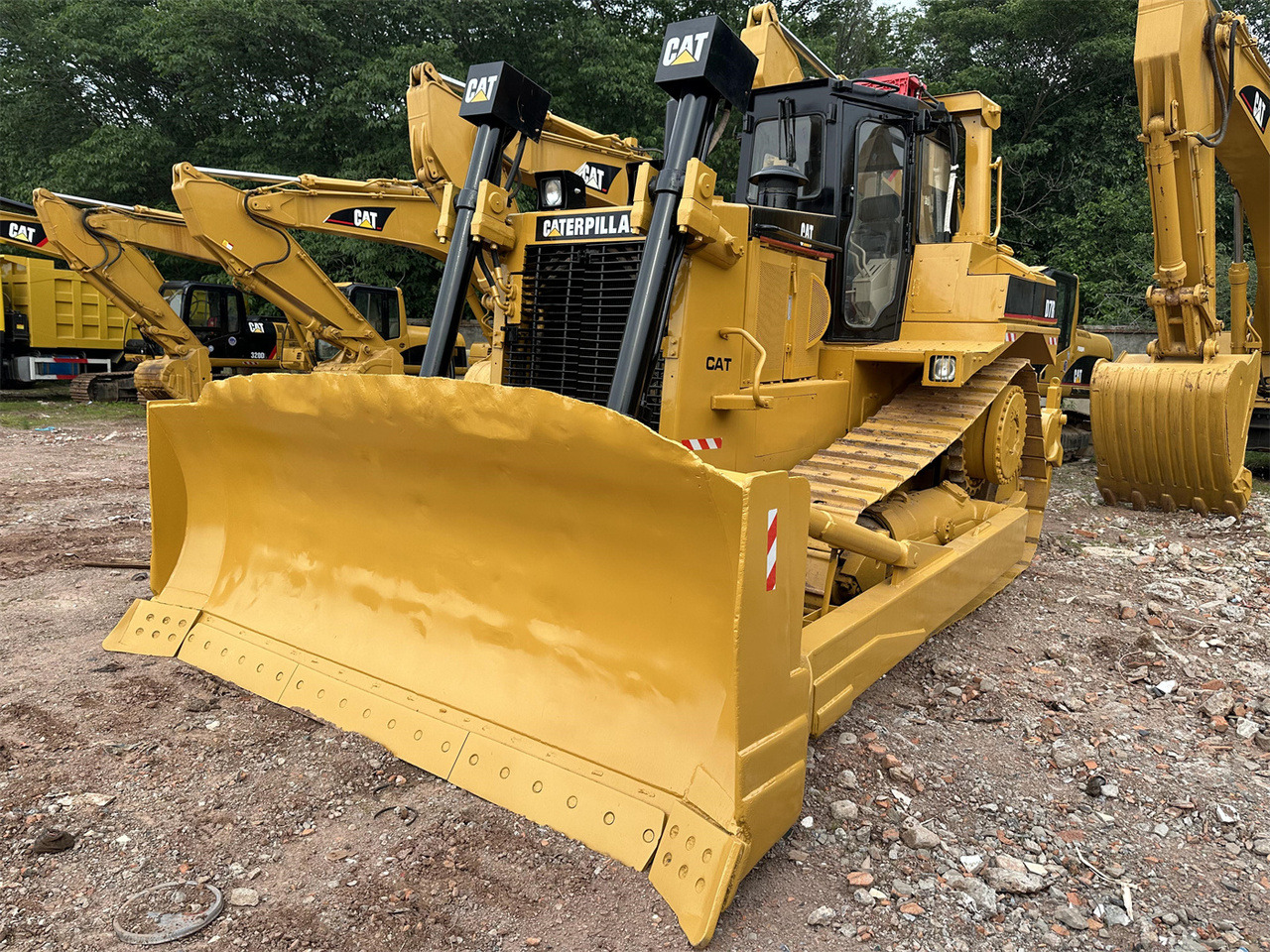 CATERPILLAR D7R - Buldózer: 3 kép. CATERPILLAR D7R - Buldózer: 3 kép.