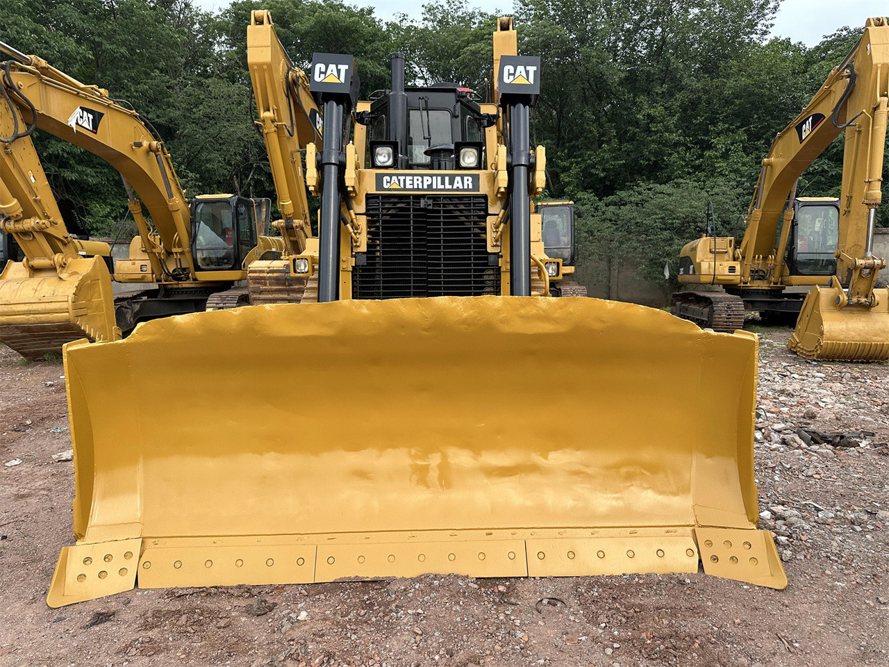 CATERPILLAR D7R - Buldózer: 4 kép. CATERPILLAR D7R - Buldózer: 4 kép.