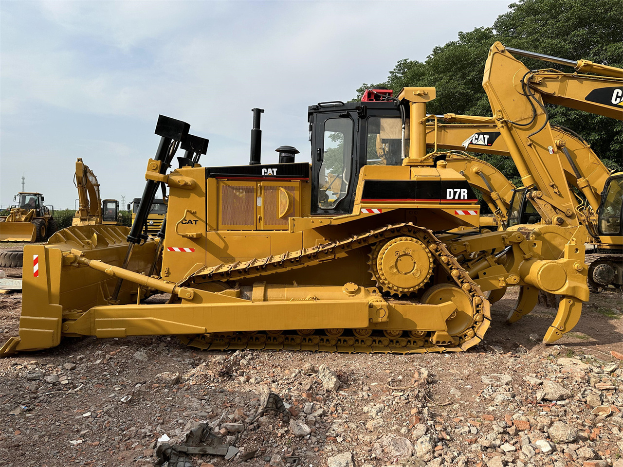 CATERPILLAR D7R - Buldózer: 5 kép. CATERPILLAR D7R - Buldózer: 5 kép.
