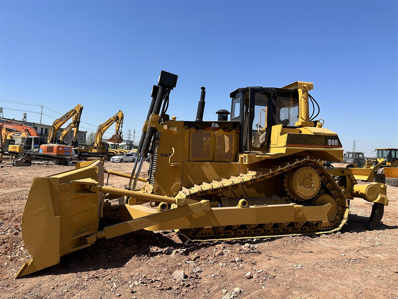 CATERPILLAR D8R - Buldózer: 5 kép. CATERPILLAR D8R - Buldózer: 5 kép.