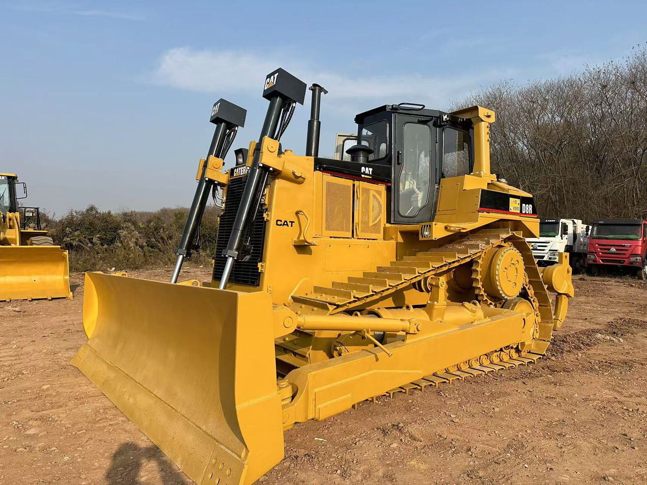 CATERPILLAR D8R - Buldózer: 3 kép. CATERPILLAR D8R - Buldózer: 3 kép.