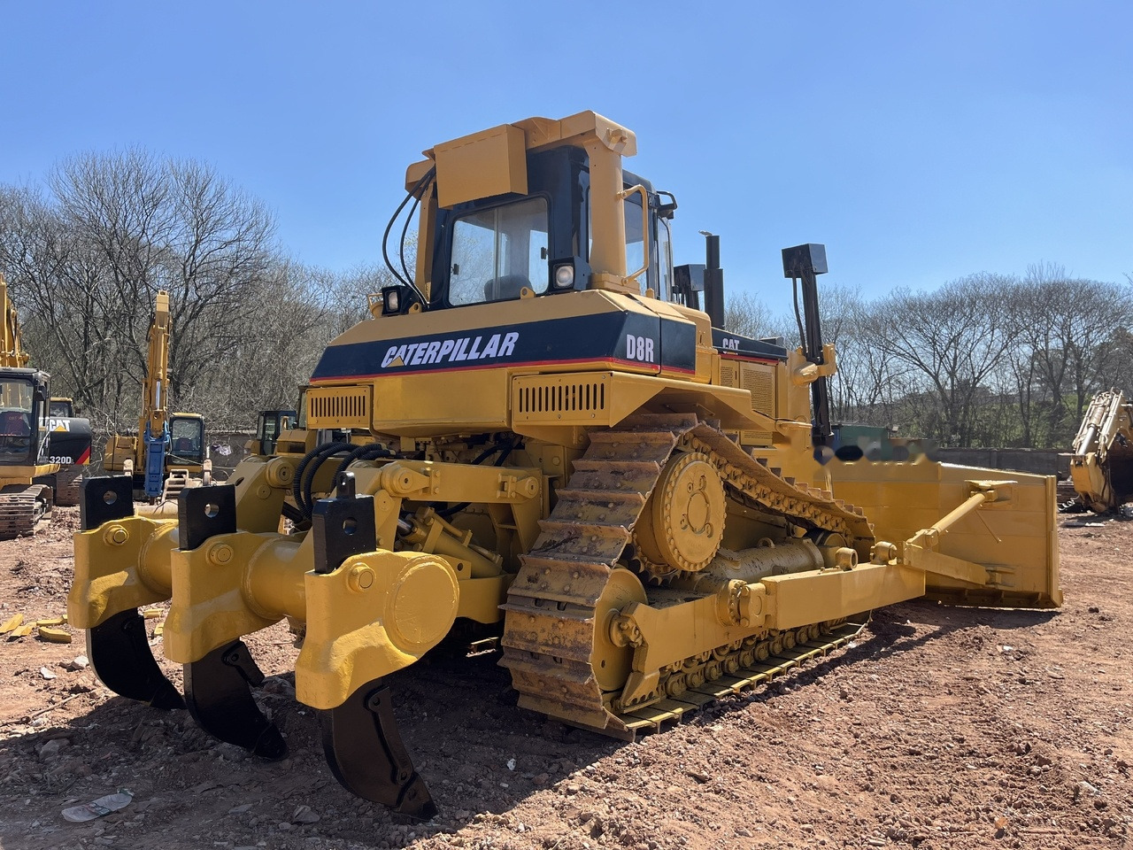 CATERPILLAR D8R - Buldózer: 1 kép. CATERPILLAR D8R - Buldózer: 1 kép.
