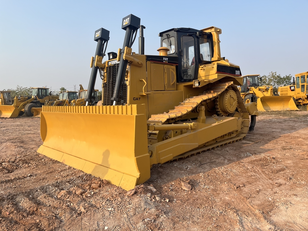 CATERPILLAR D8R - Buldózer: 1 kép. CATERPILLAR D8R - Buldózer: 1 kép.