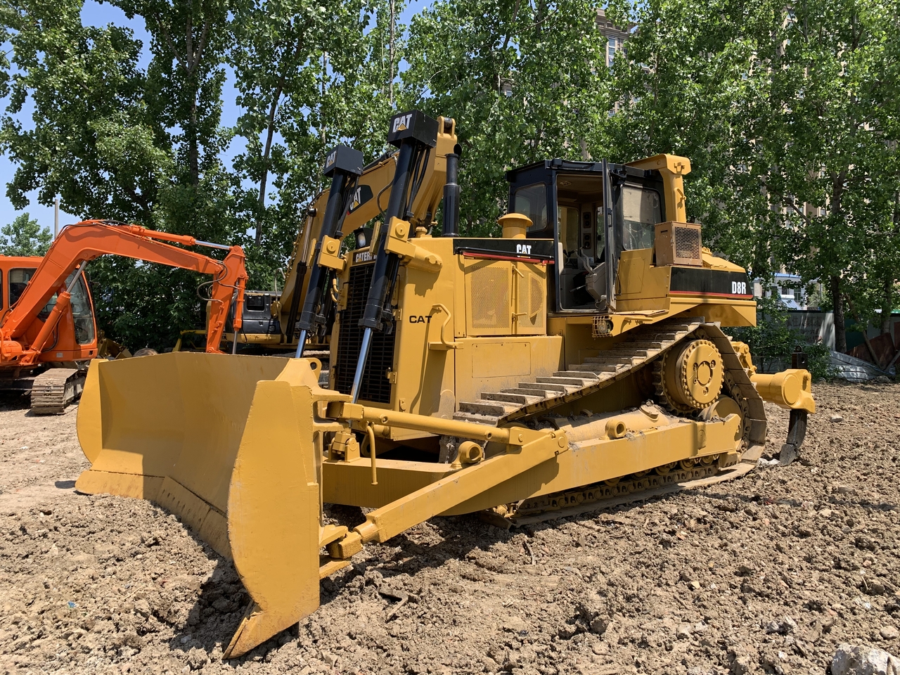 CATERPILLAR D8R - Buldózer: 1 kép. CATERPILLAR D8R - Buldózer: 1 kép.