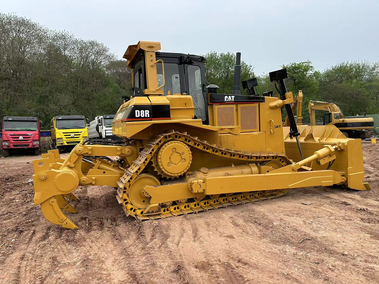 CATERPILLAR D8R - Buldózer: 2 kép. CATERPILLAR D8R - Buldózer: 2 kép.