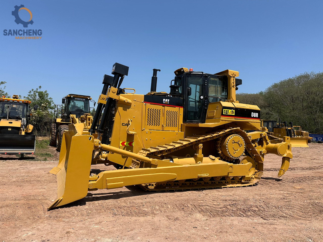 CATERPILLAR D8R - Buldózer: 2 kép. CATERPILLAR D8R - Buldózer: 2 kép.