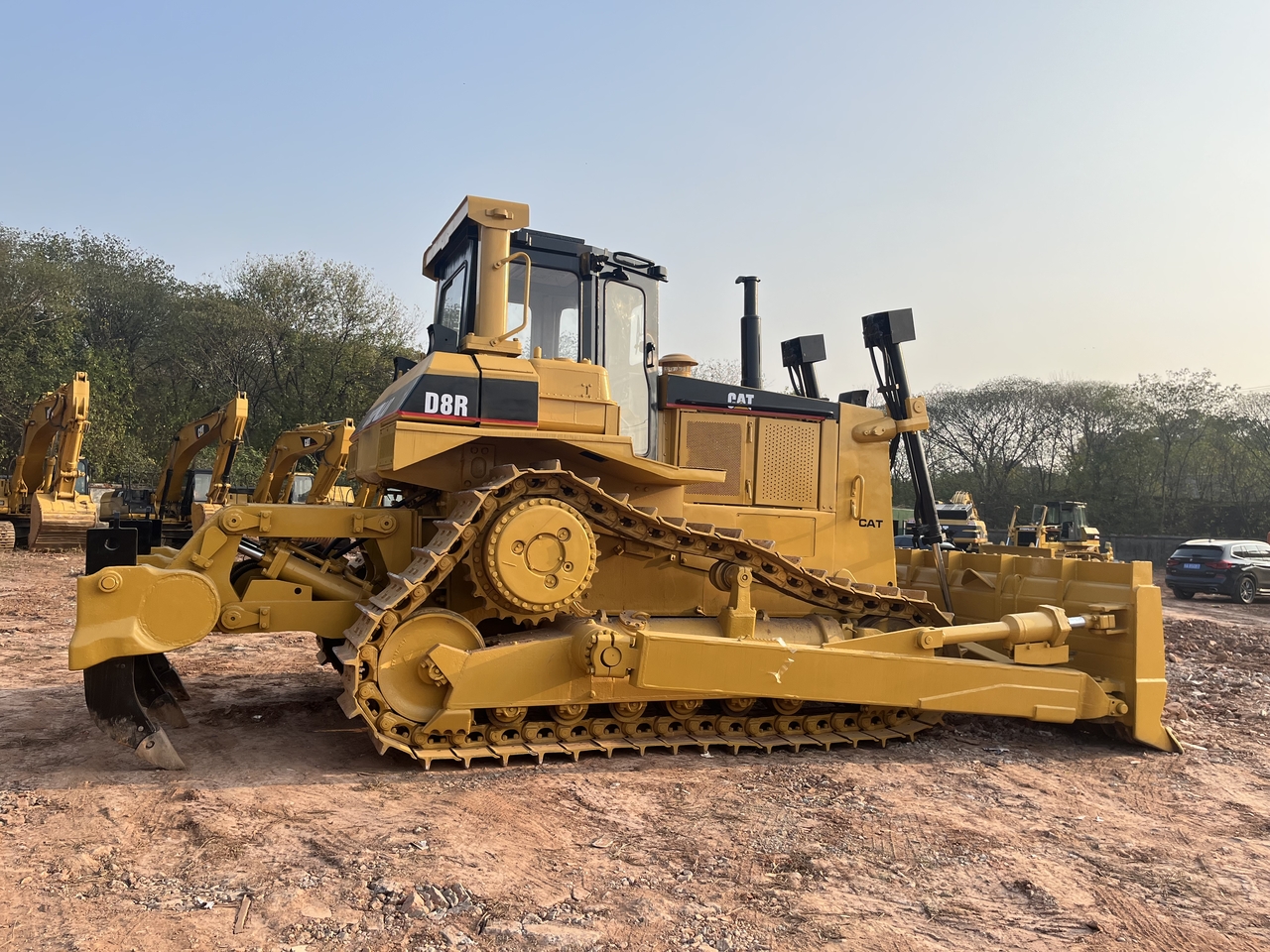 CATERPILLAR D8R - Buldózer: 4 kép. CATERPILLAR D8R - Buldózer: 4 kép.