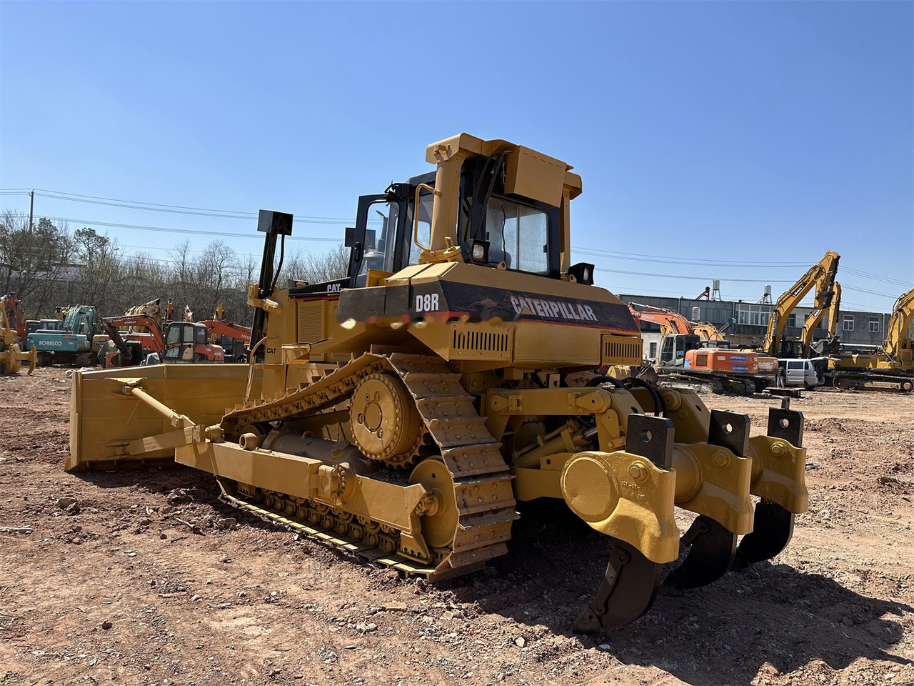 CATERPILLAR D8R - Buldózer: 1 kép. CATERPILLAR D8R - Buldózer: 1 kép.