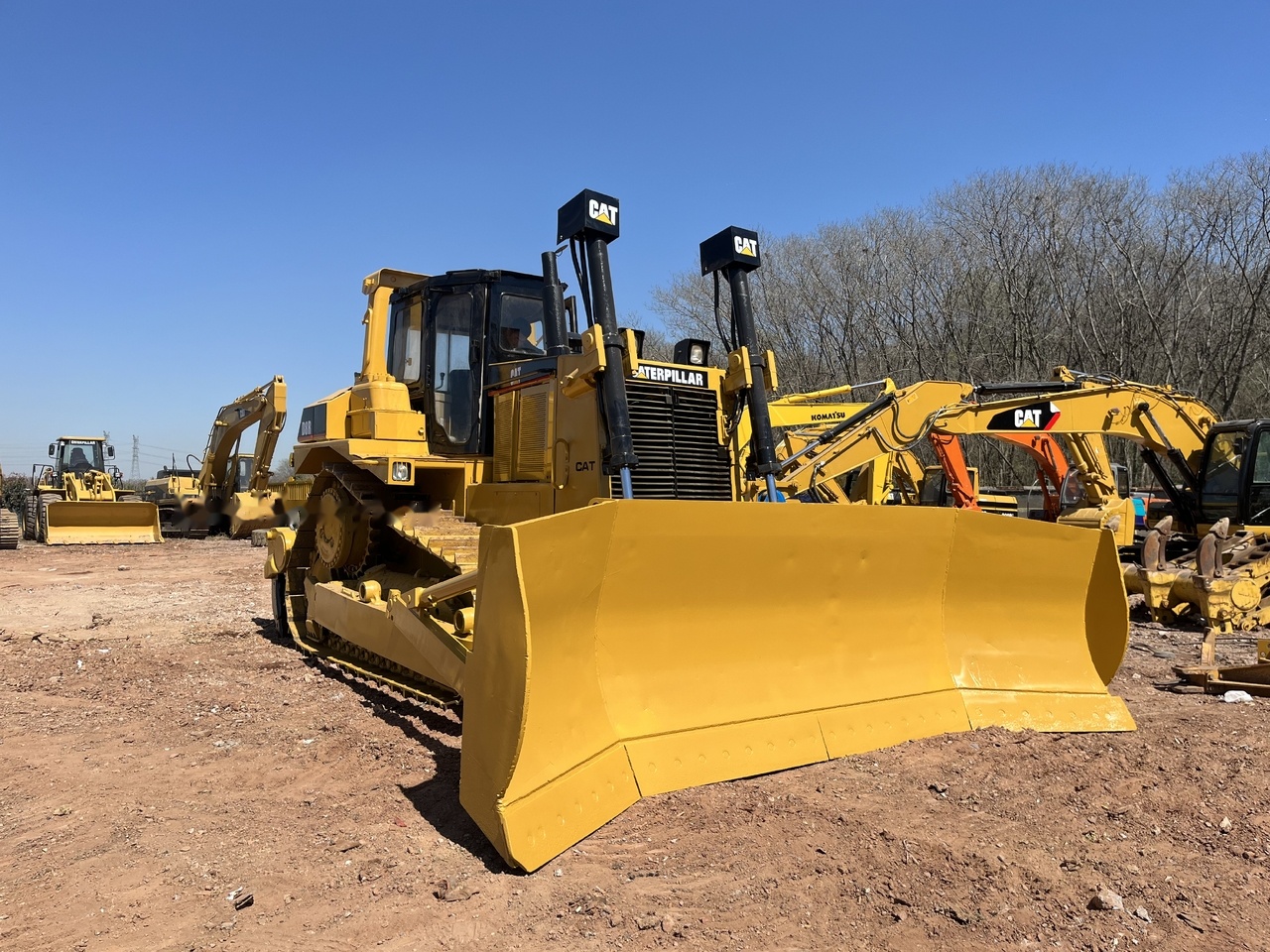CATERPILLAR D8R - Buldózer: 1 kép. CATERPILLAR D8R - Buldózer: 1 kép.
