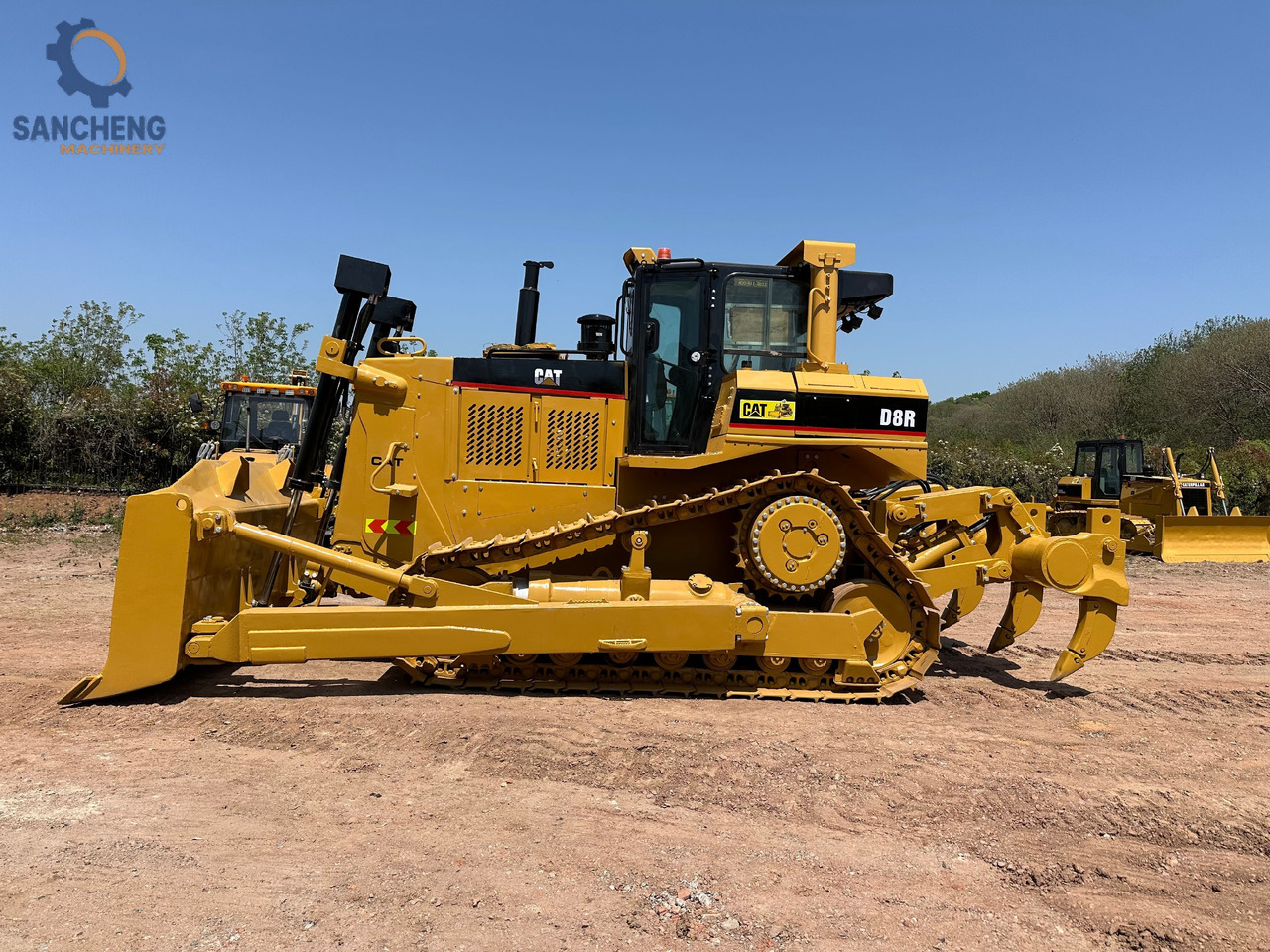 CATERPILLAR D8R - Buldózer: 3 kép. CATERPILLAR D8R - Buldózer: 3 kép.