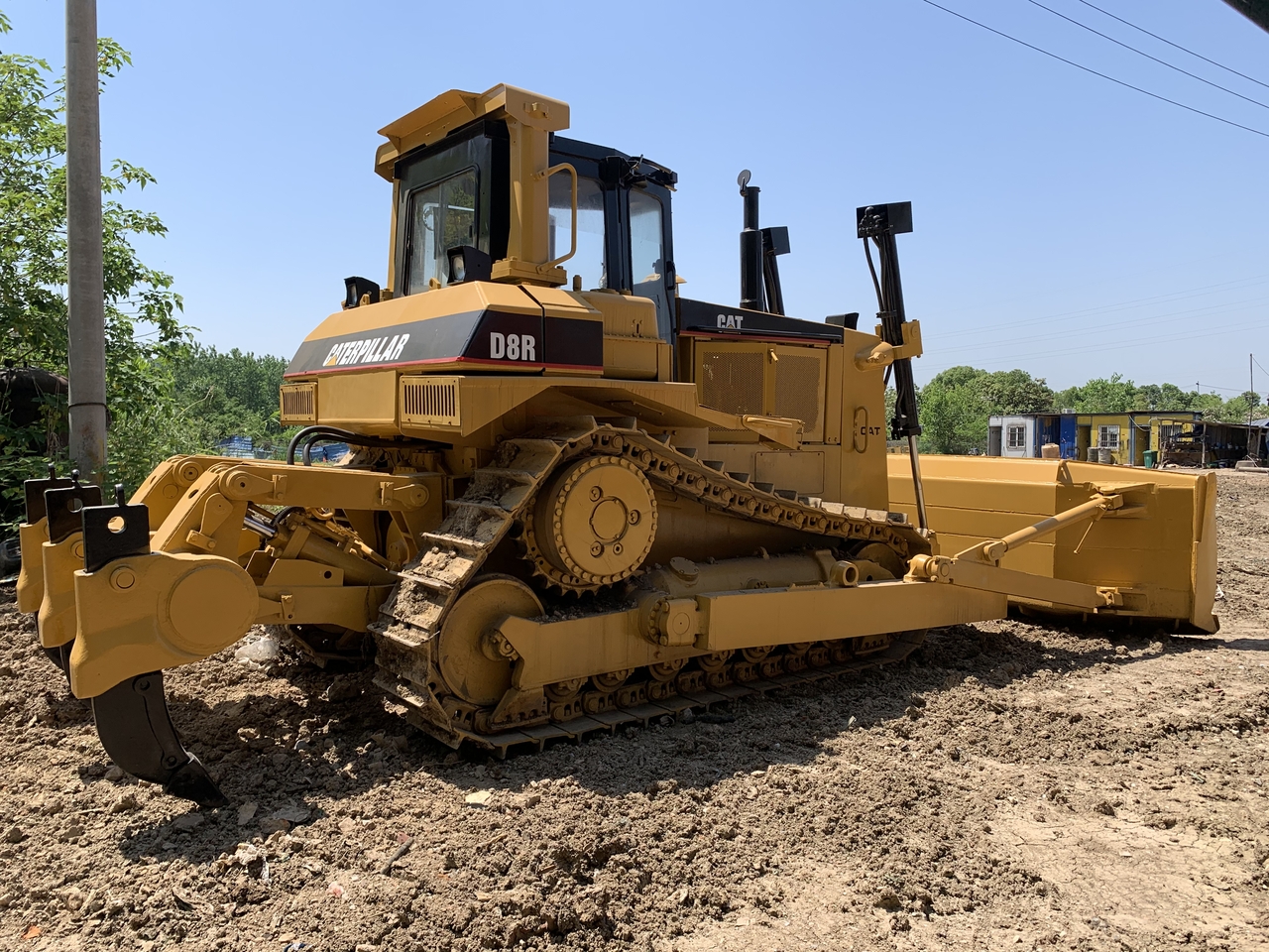 CATERPILLAR D8R - Buldózer: 5 kép. CATERPILLAR D8R - Buldózer: 5 kép.
