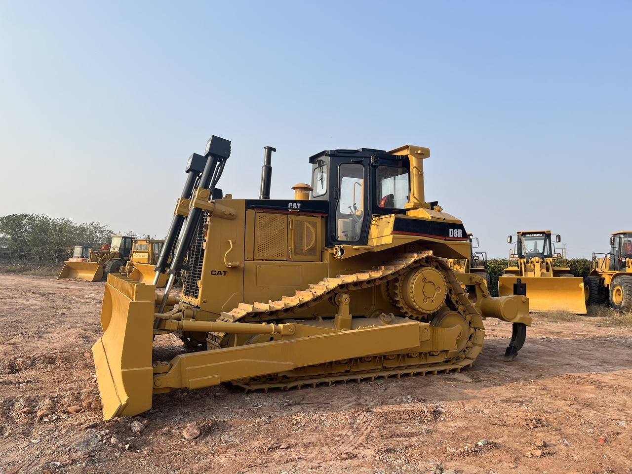 CATERPILLAR D8R - Buldózer: 2 kép. CATERPILLAR D8R - Buldózer: 2 kép.