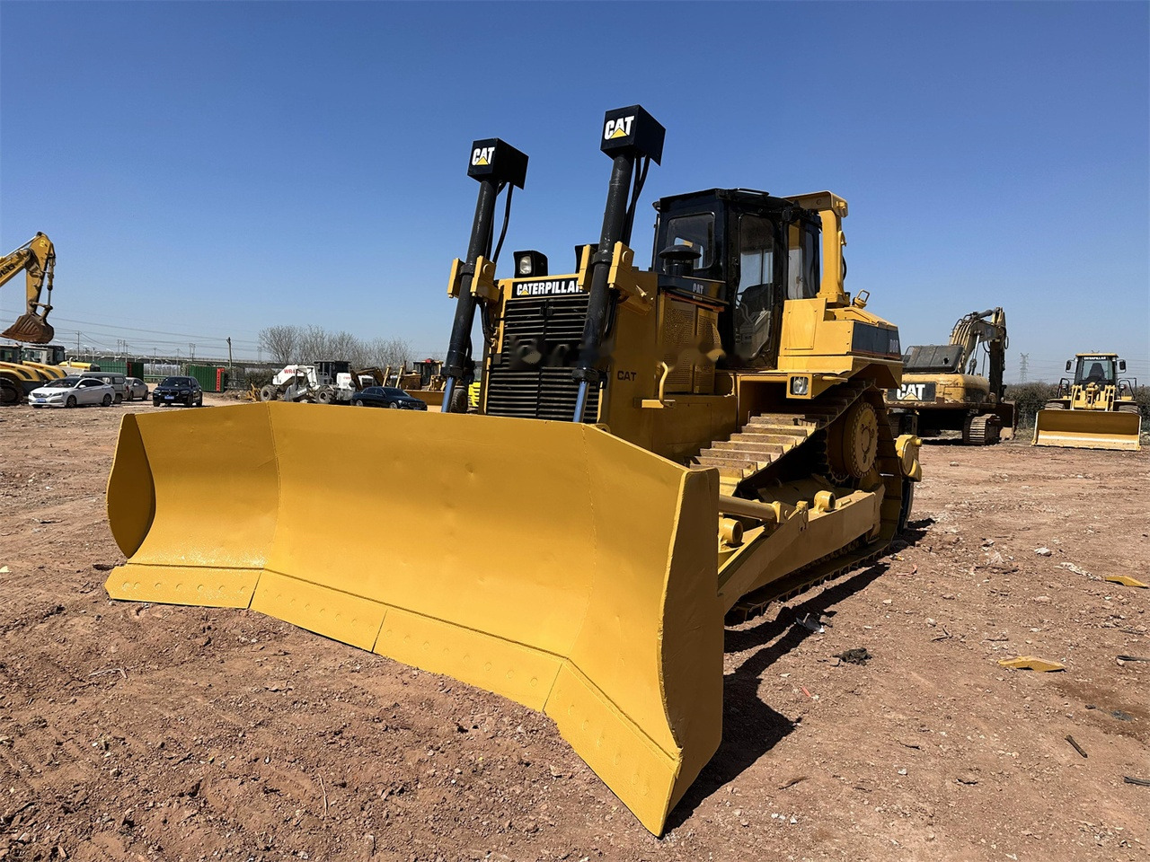 CATERPILLAR D8R - Buldózer: 4 kép. CATERPILLAR D8R - Buldózer: 4 kép.