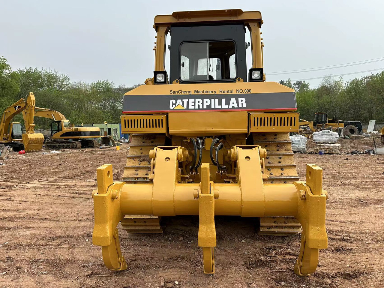 CATERPILLAR D8R - Buldózer: 4 kép. CATERPILLAR D8R - Buldózer: 4 kép.