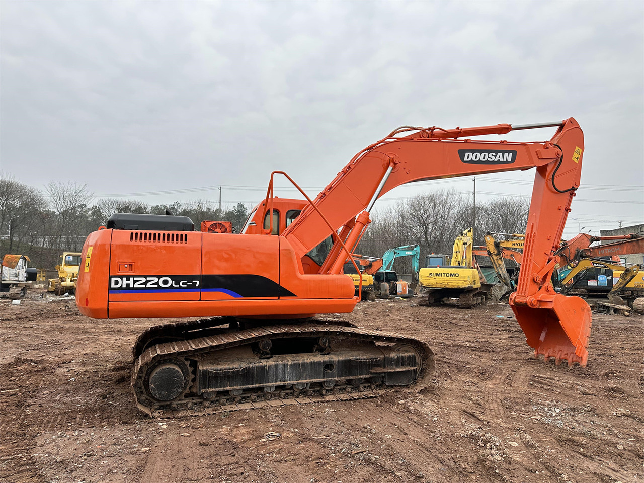 DOOSAN DH220 excavator - Lánctalpas kotró: 1 kép. DOOSAN DH220 excavator - Lánctalpas kotró: 1 kép.