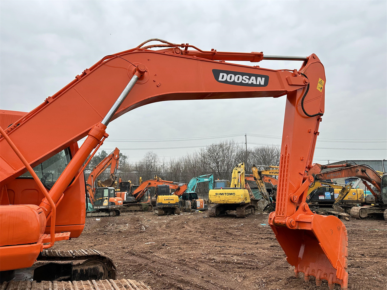 DOOSAN DH220 excavator - Lánctalpas kotró: 4 kép. DOOSAN DH220 excavator - Lánctalpas kotró: 4 kép.