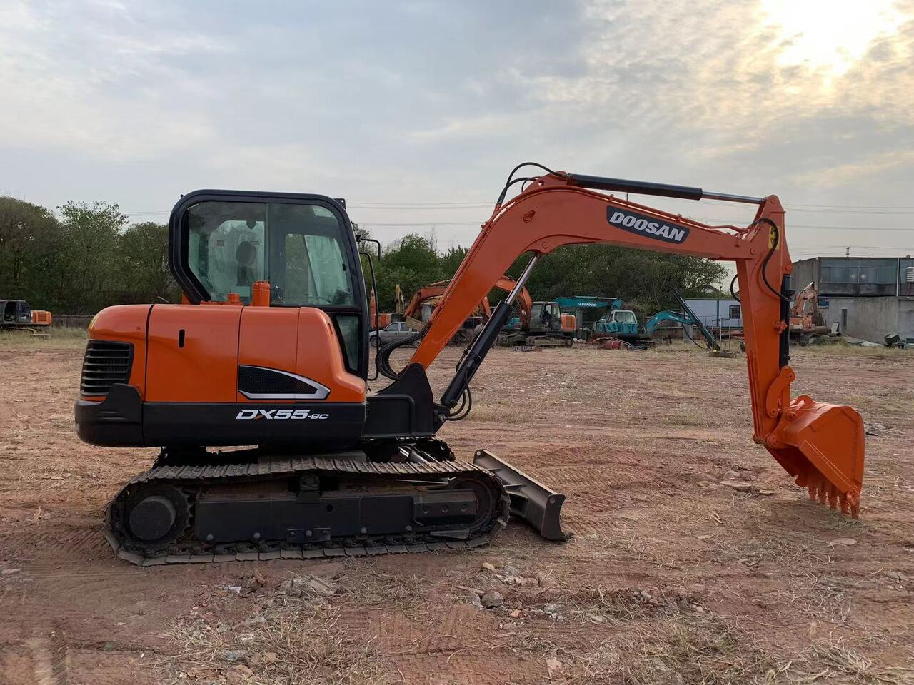 DOOSAN DX55 excavator - Kotrógép: 4 kép. DOOSAN DX55 excavator - Kotrógép: 4 kép.