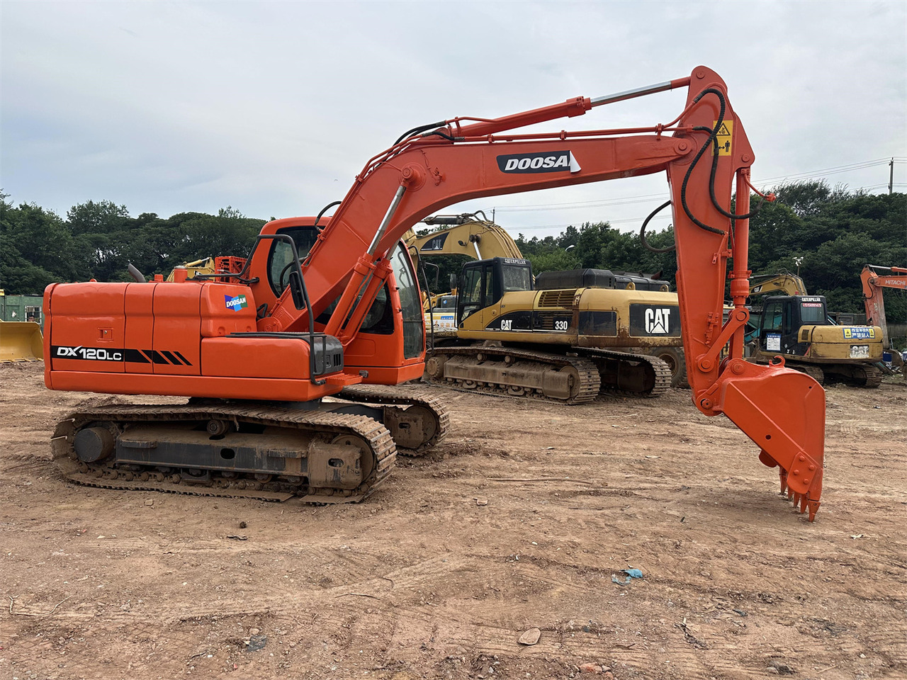Doosan DX120 - Lánctalpas kotró: 1 kép. Doosan DX120 - Lánctalpas kotró: 1 kép.