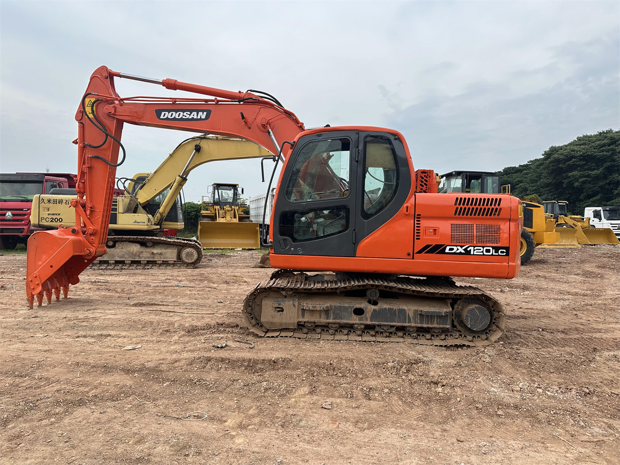 Doosan DX120 - Lánctalpas kotró: 5 kép. Doosan DX120 - Lánctalpas kotró: 5 kép.