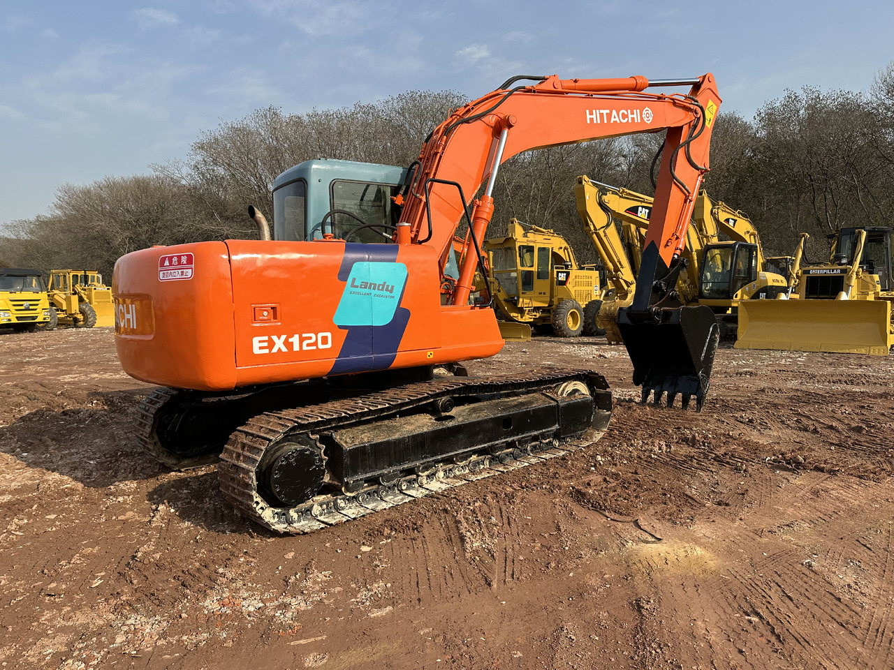 HITACHI EX120-3 - Lánctalpas kotró: 2 kép. HITACHI EX120-3 - Lánctalpas kotró: 2 kép.