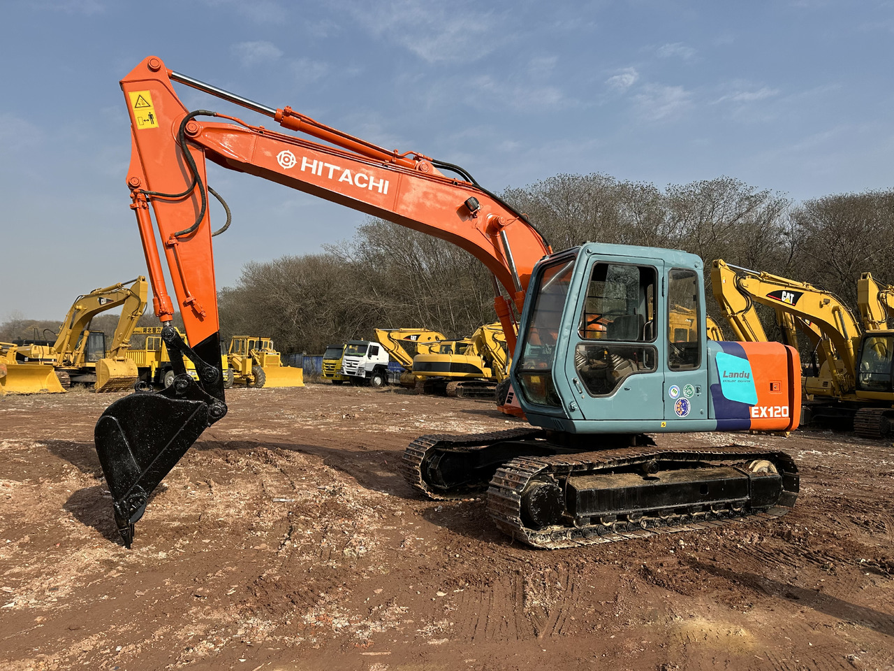 HITACHI EX120 - Lánctalpas kotró: 3 kép. HITACHI EX120 - Lánctalpas kotró: 3 kép.
