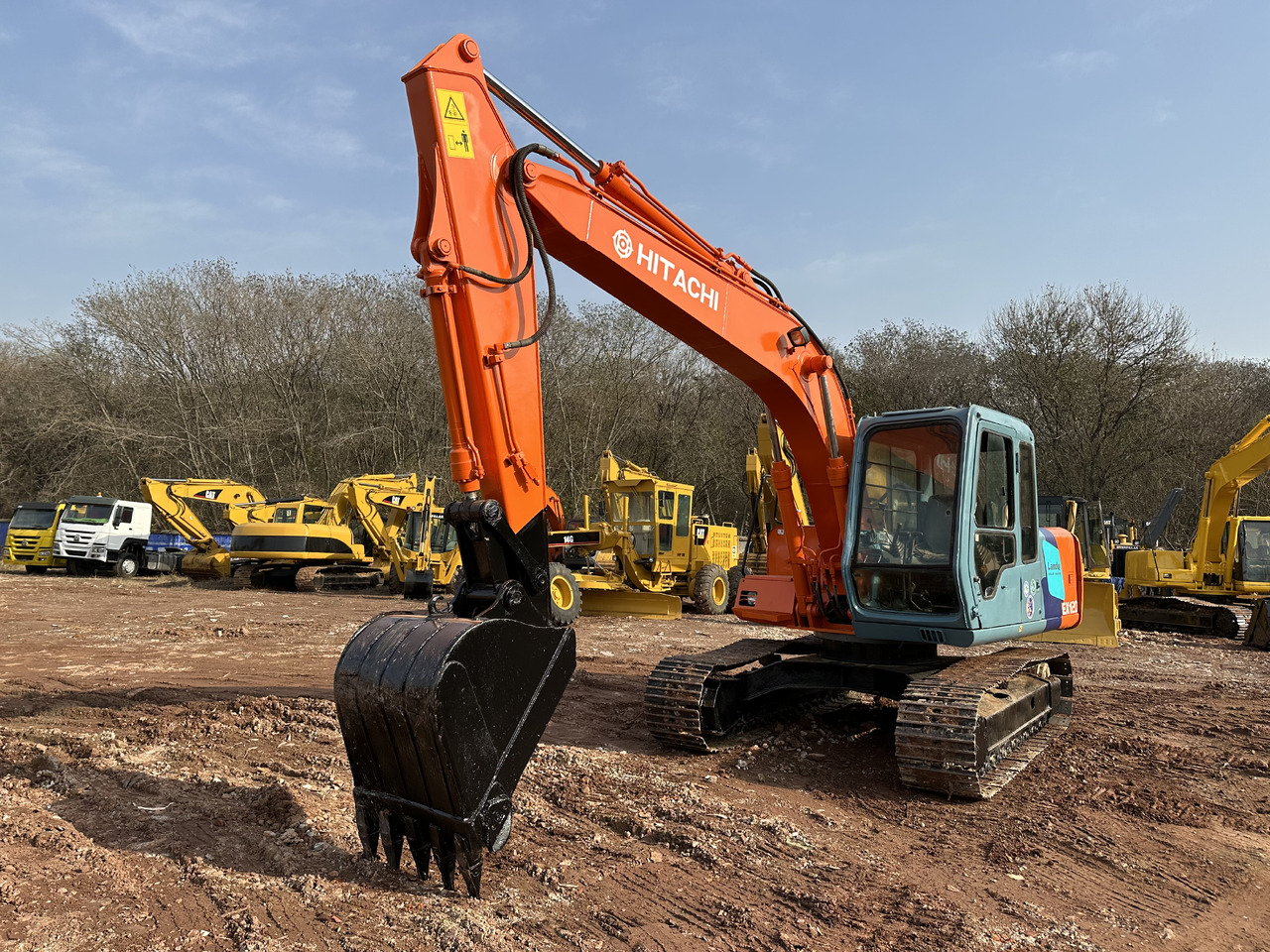 HITACHI EX120 - Lánctalpas kotró: 4 kép. HITACHI EX120 - Lánctalpas kotró: 4 kép.