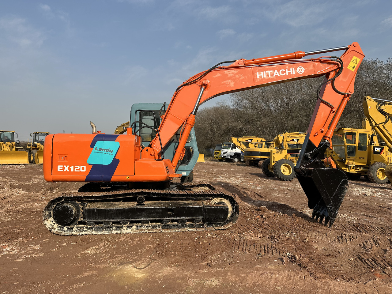 HITACHI EX120 - Lánctalpas kotró: 5 kép. HITACHI EX120 - Lánctalpas kotró: 5 kép.