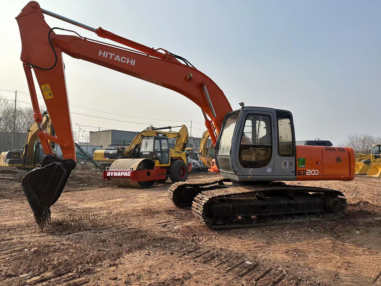 HITACHI EX200 - Lánctalpas kotró: 5 kép. HITACHI EX200 - Lánctalpas kotró: 5 kép.