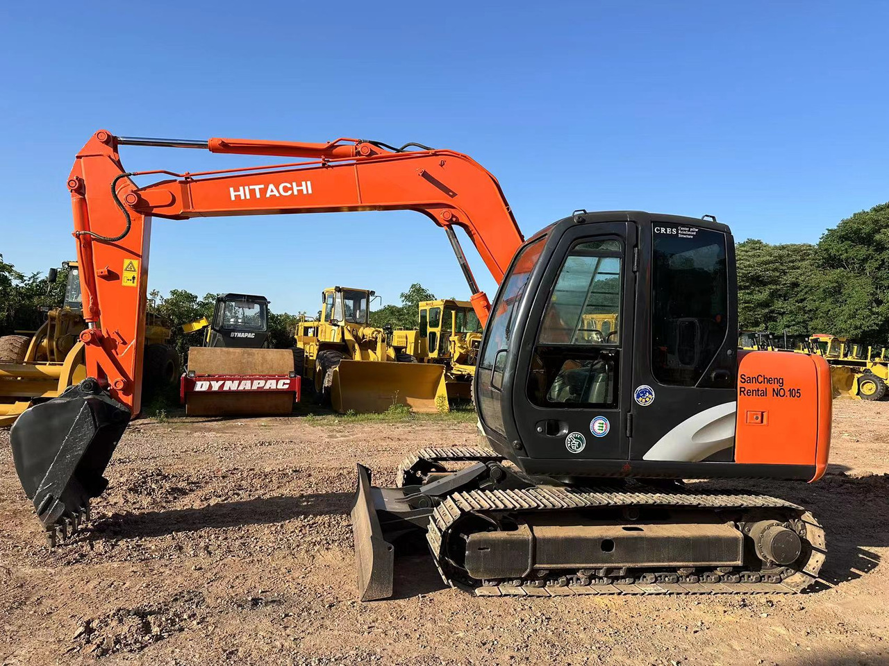 HITACHI ZAXIS ZX70 - Minikotró: 2 kép. HITACHI ZAXIS ZX70 - Minikotró: 2 kép.