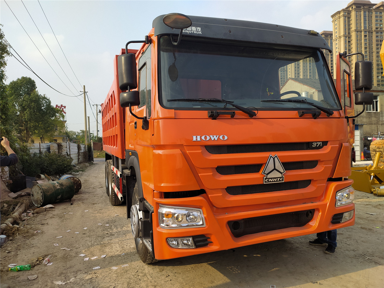 HOWO 371hp - Billenőplatós teherautó: 1 kép. HOWO 371hp - Billenőplatós teherautó: 1 kép.