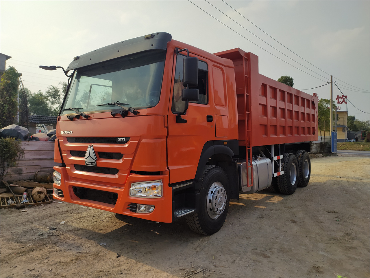 HOWO 371hp - Billenőplatós teherautó: 3 kép. HOWO 371hp - Billenőplatós teherautó: 3 kép.