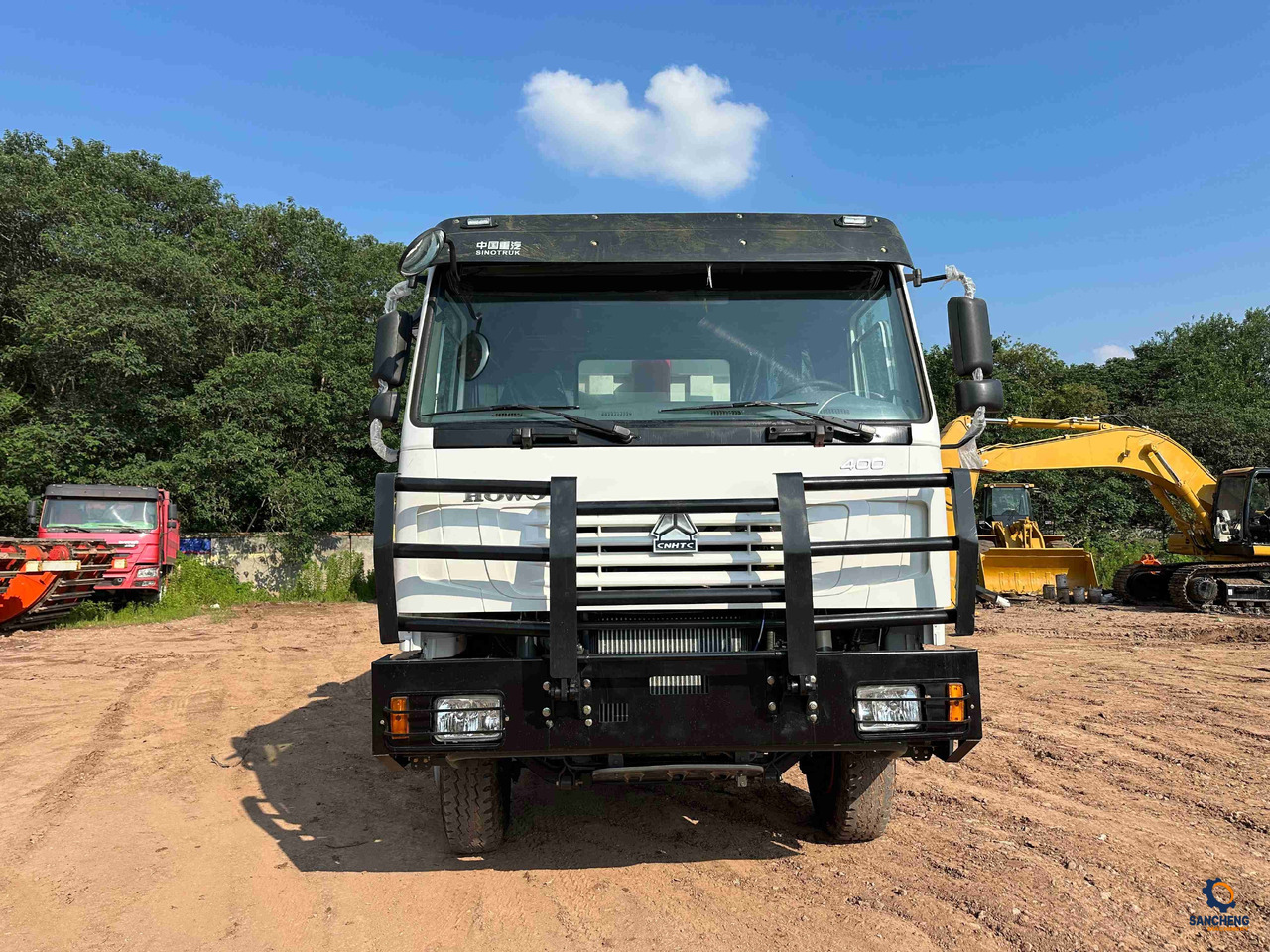 HOWO 400 With Bumper - Billenőplatós teherautó: 2 kép. HOWO 400 With Bumper - Billenőplatós teherautó: 2 kép.