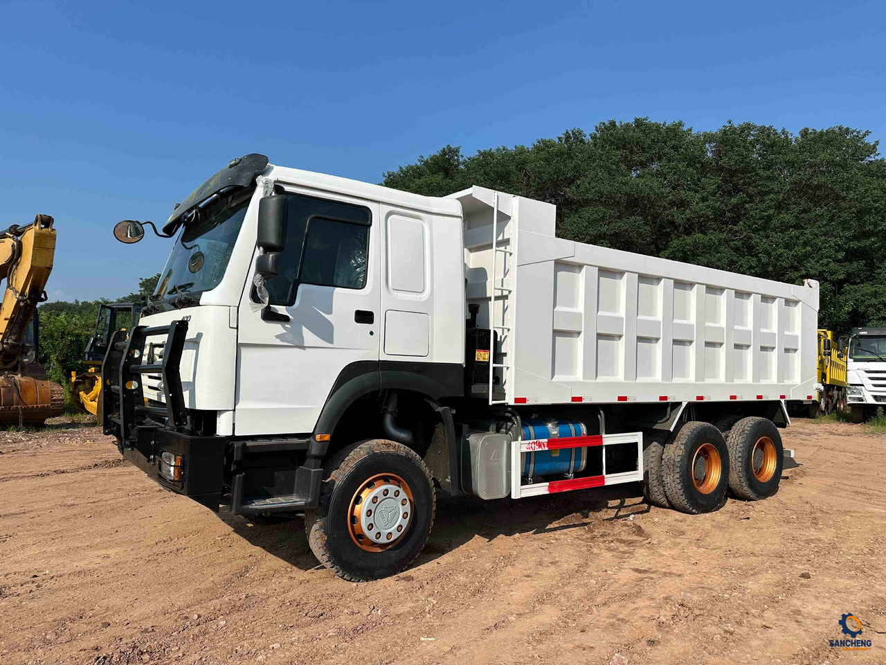 HOWO 400 With Bumper - Billenőplatós teherautó: 4 kép. HOWO 400 With Bumper - Billenőplatós teherautó: 4 kép.