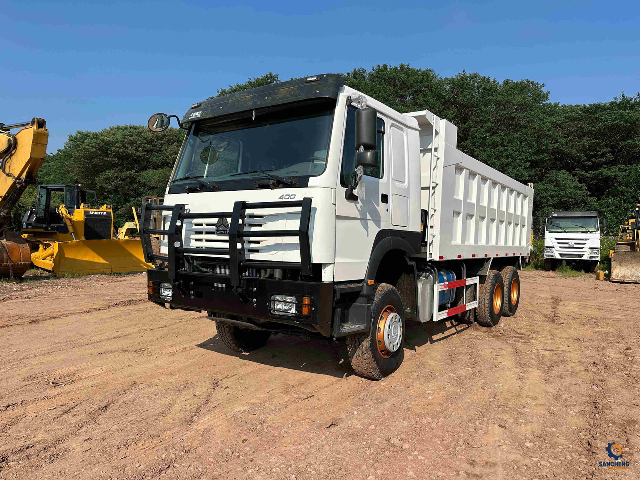 HOWO 400hp - Billenőplatós teherautó: 2 kép. HOWO 400hp - Billenőplatós teherautó: 2 kép.