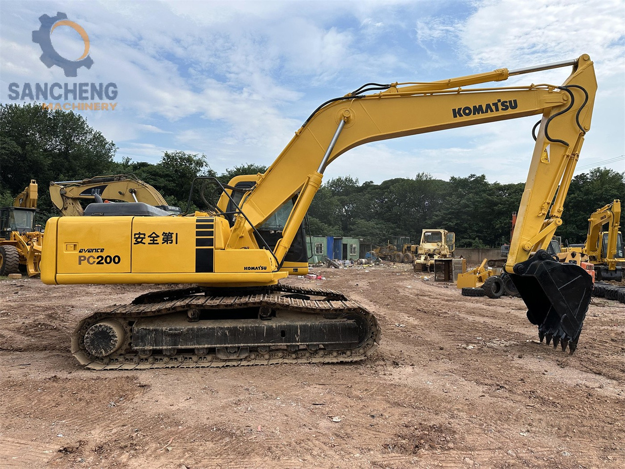 KOMATSU PC200-6 - Lánctalpas kotró: 3 kép. KOMATSU PC200-6 - Lánctalpas kotró: 3 kép.