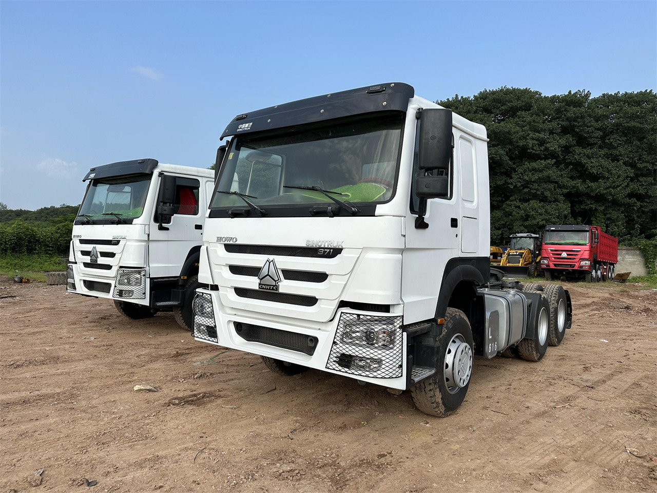 SINOTRUK HOWO 371 Tractor 6X4 - Nyergesvontató: 1 kép. SINOTRUK HOWO 371 Tractor 6X4 - Nyergesvontató: 1 kép.