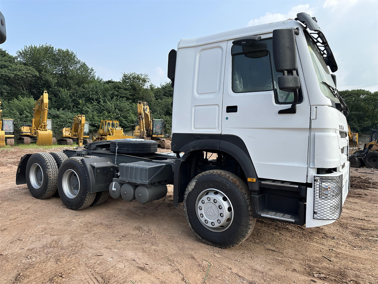 SINOTRUK HOWO 371 Tractor 6X4 - Nyergesvontató: 2 kép. SINOTRUK HOWO 371 Tractor 6X4 - Nyergesvontató: 2 kép.