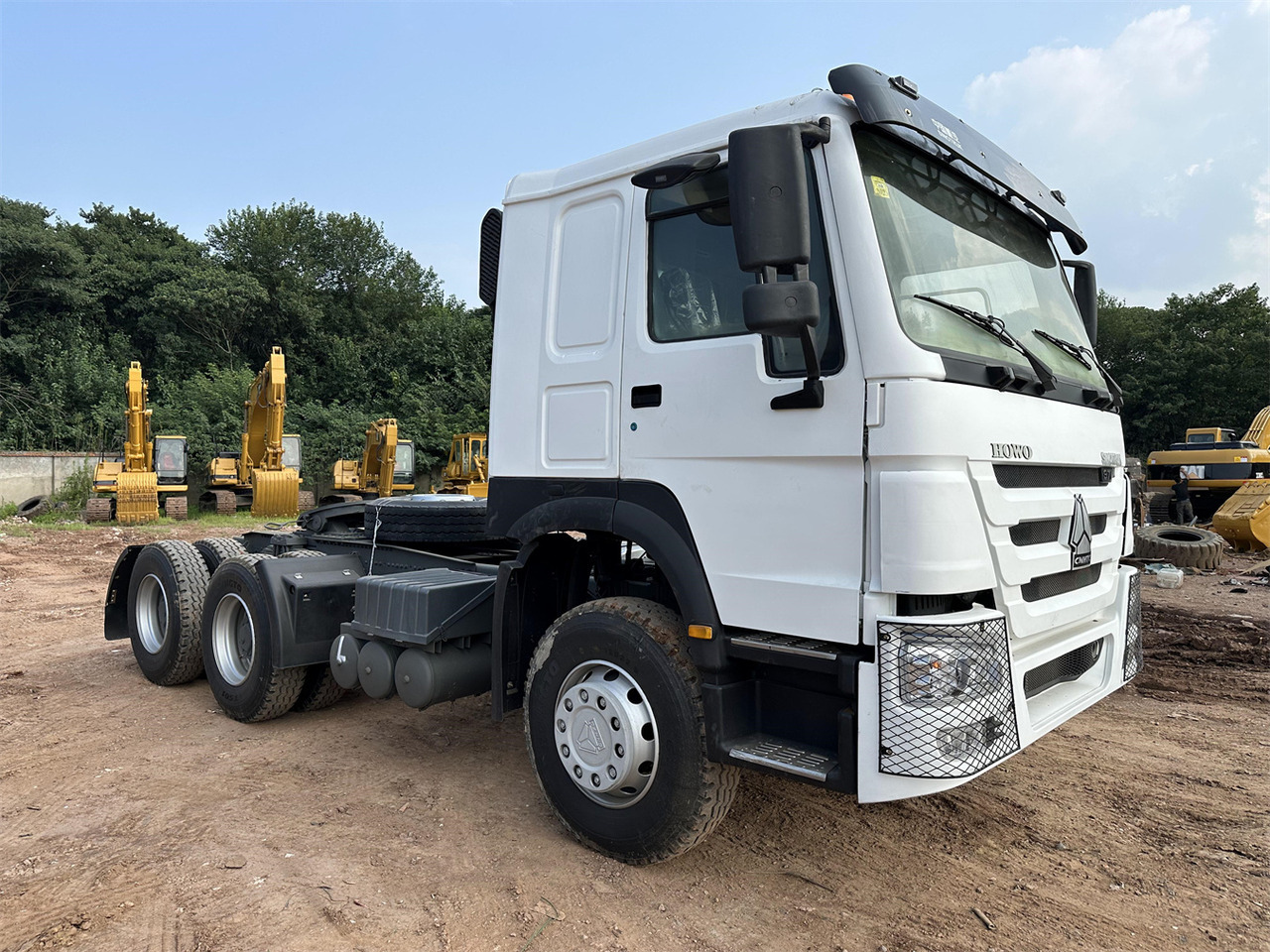 SINOTRUK HOWO 371 Tractor 6X4 - Nyergesvontató: 4 kép. SINOTRUK HOWO 371 Tractor 6X4 - Nyergesvontató: 4 kép.