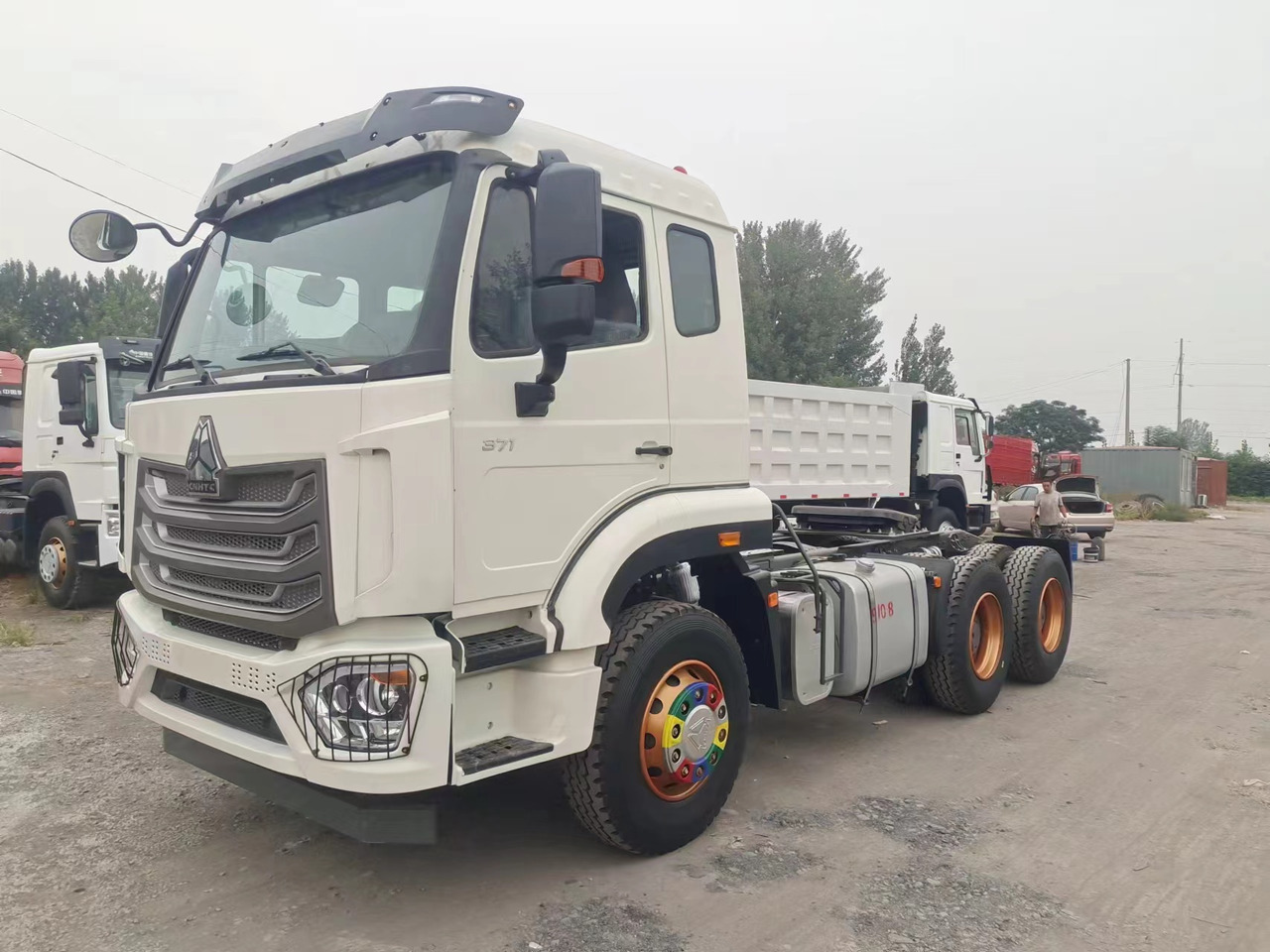 SINOTRUK HOWO 371hp 6X4 Tractor unit - Nyergesvontató: 2 kép. SINOTRUK HOWO 371hp 6X4 Tractor unit - Nyergesvontató: 2 kép.