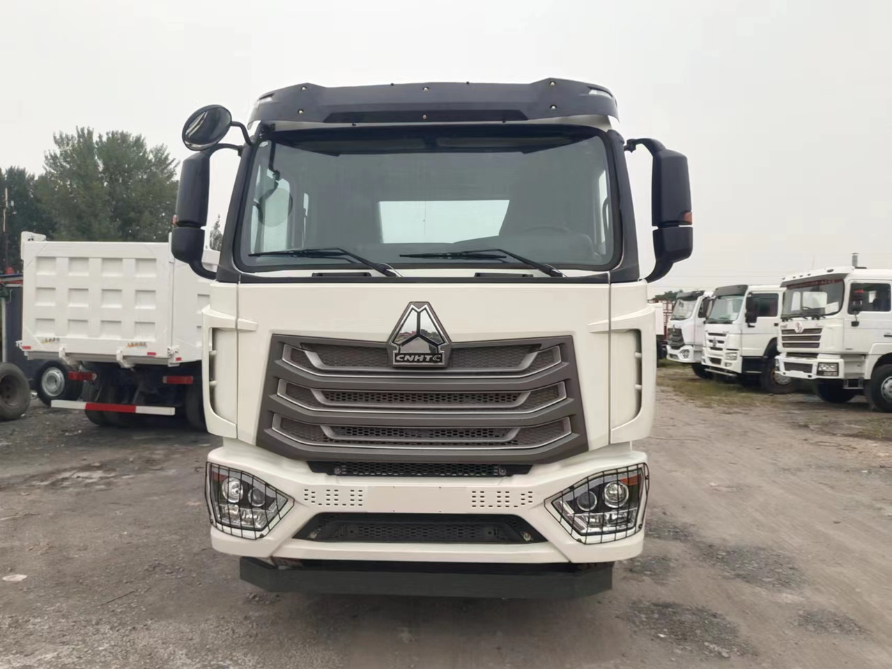 SINOTRUK HOWO 371hp 6X4 Tractor unit - Nyergesvontató: 1 kép. SINOTRUK HOWO 371hp 6X4 Tractor unit - Nyergesvontató: 1 kép.